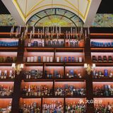 在复古氛围威士忌吧吃晚餐是什么感觉