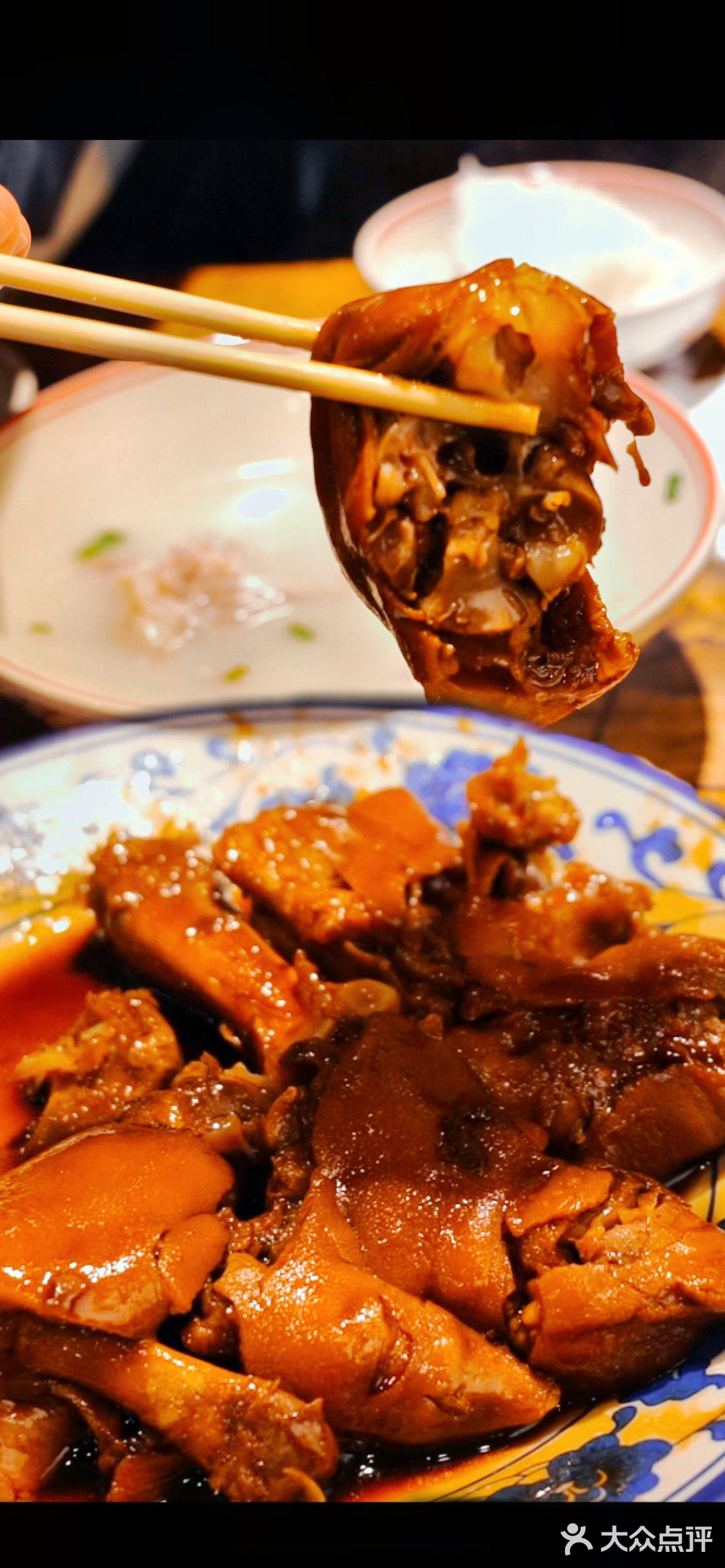 成都必吃榜｜凌晨两点都在排队的蹄花 20年老字号