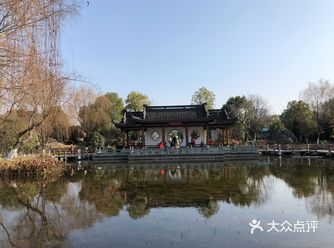 新年第一天，迎着朝阳，带着爷爷奶奶去踏青