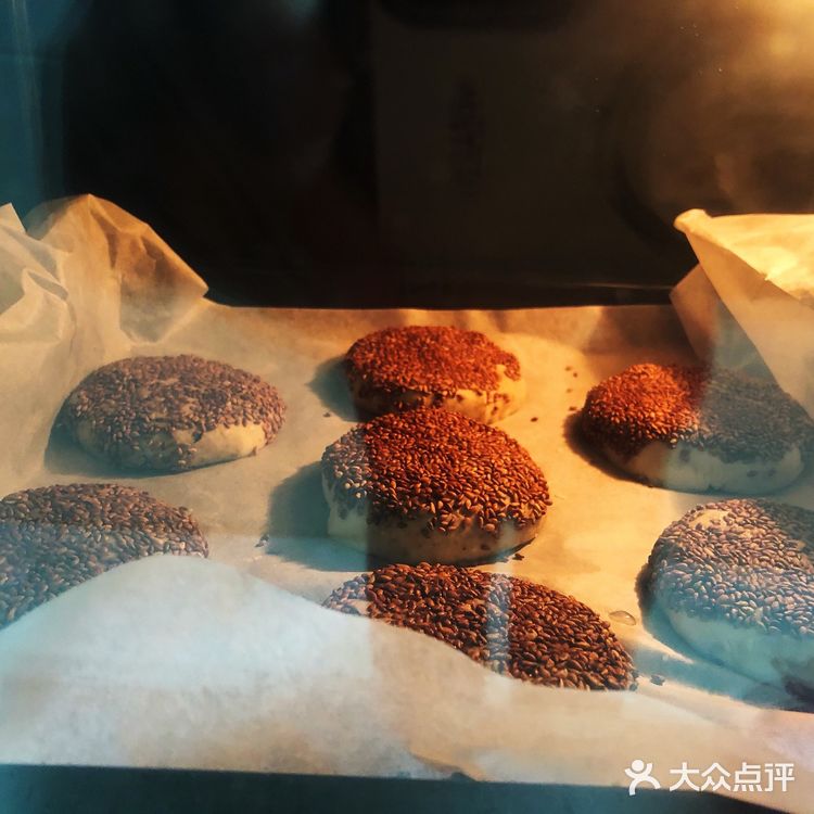 与涮羊肉更配的，就是老北京的芝麻酱烧饼了
