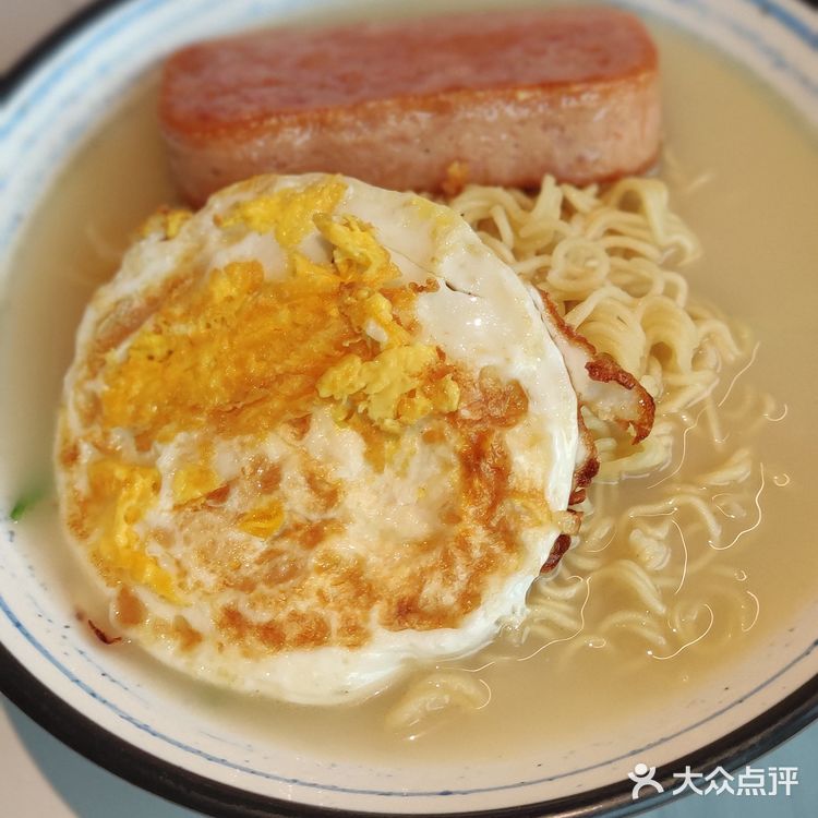 粤添湘这家餐馆就在酷车小镇旁边，那条街都是餐馆