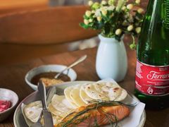 烟熏三文鱼配烤饺子皮和芥末籽酱-BOR Eatery(安福路店)