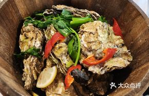 Signature Steamed Oyster in Wooden Bucket
