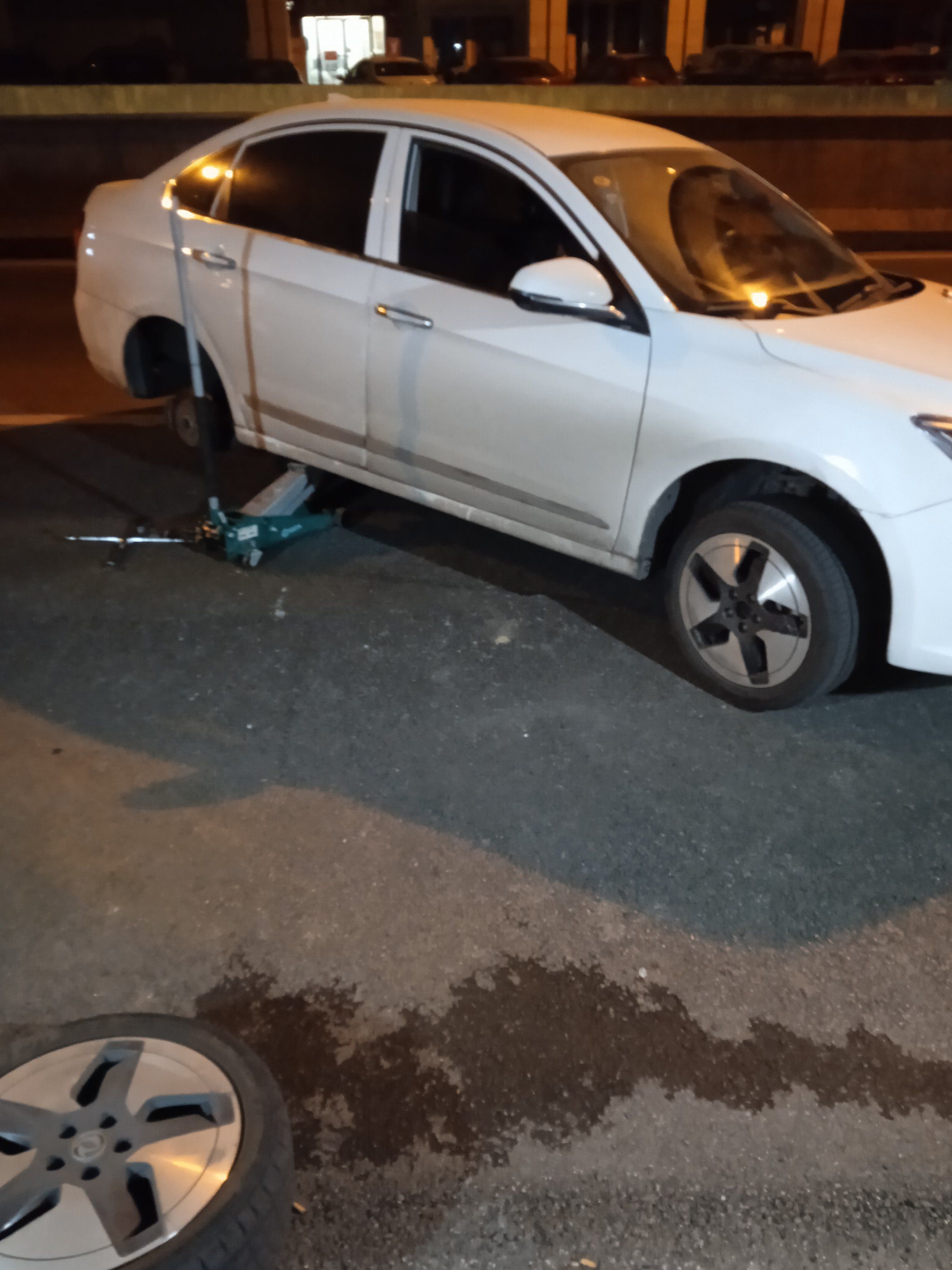 夜间应急救援,轮胎爆胎了换胎安排