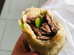 油饼裹牛肉-头壹号 大油条·老长沙盖码饭(清河店)