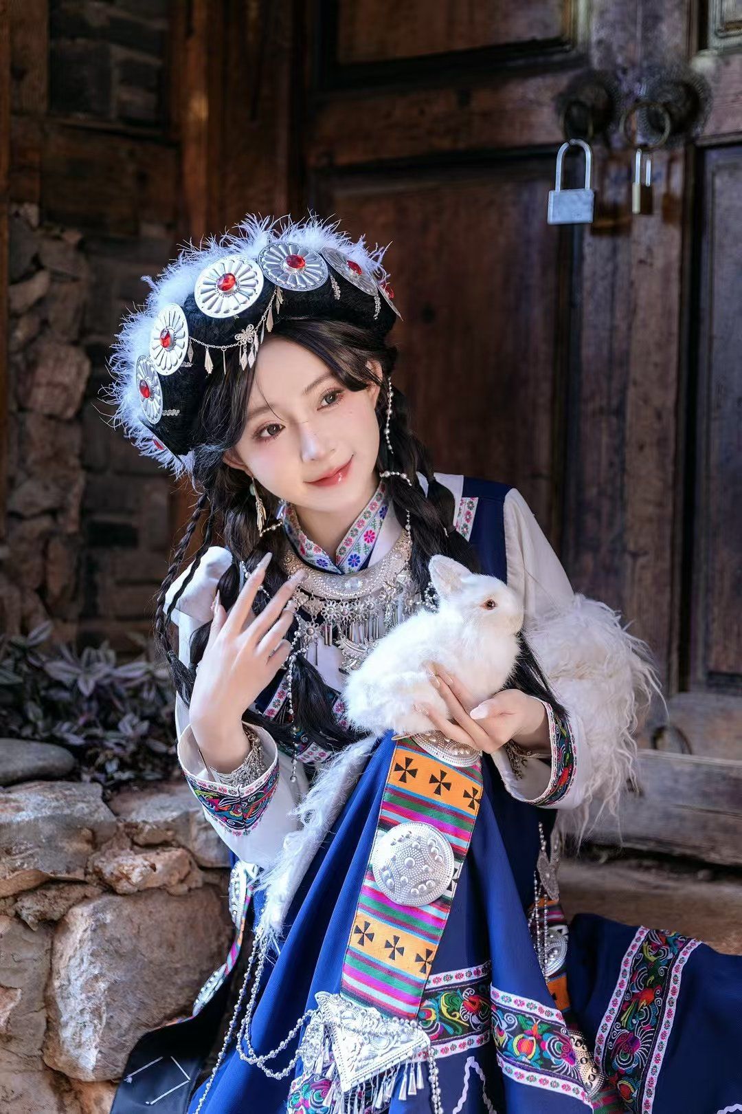 抱着兔兔的纳西族少女🌞