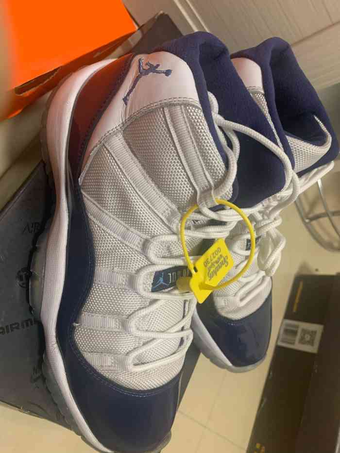 喜鞋sneaker spa-"这一家店在三山街地铁站这,还要再走几分钟.