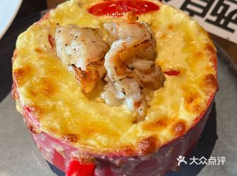 他们的美食和精酿啤酒。 首先，店内的环境非常舒适