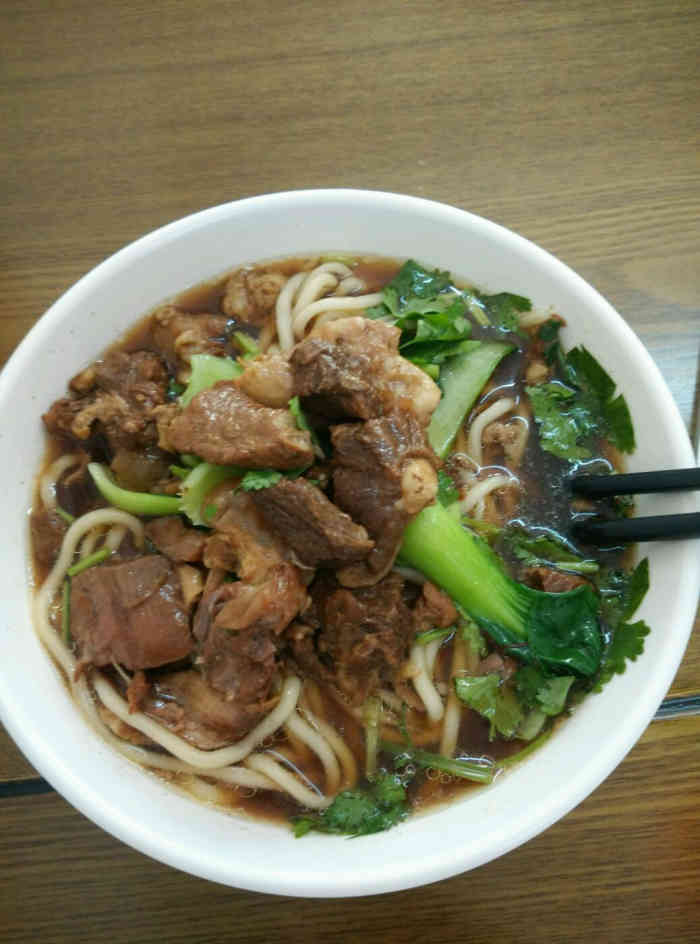 打分 量太大 肉太多 根本就吃不完,上次吃的炸酱面,这次试试牛肉面 真