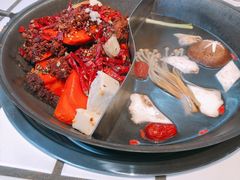 红油菌汤鸳鸯锅-贰回巷火锅馆(钟楼店)