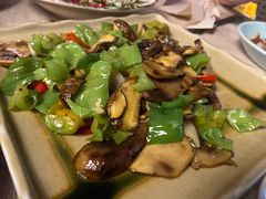 皱皮椒炒牛肝菌-缘生态云南菜·野生菌庭院餐厅(华侨城店)