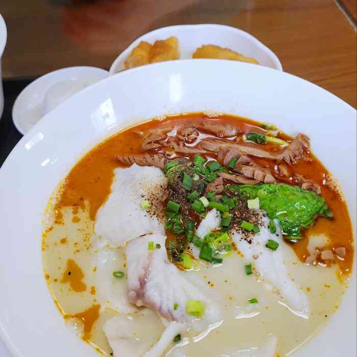 何记鳝鱼面(工农兵路店)-"位子位于工农兵路解放军空军医院停车场对面