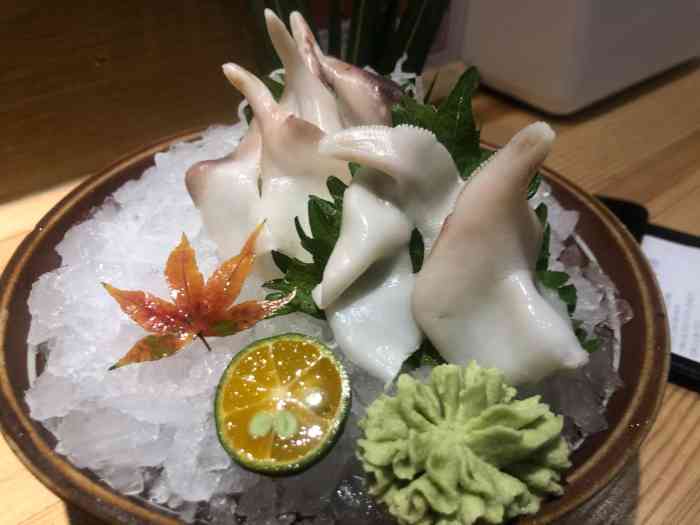 白玉贝在烤过和鱼籽调味之后可比刺身里的好吃多了.