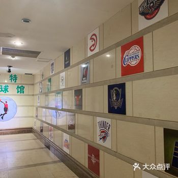 20元/人。场地内灯光柔和，但整体卫生条件有待提高