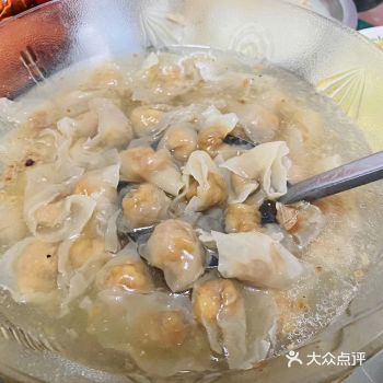 於是这个妇人，就趁丈夫不在家的时候，找来一个老婆婆