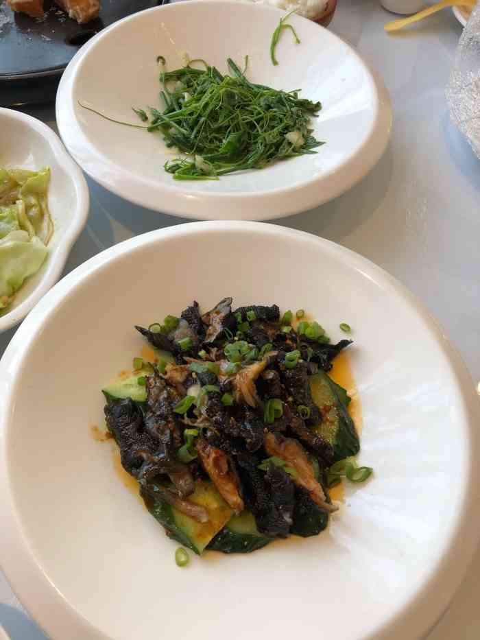 红顶食府(行宫店)-"店面很大 门口有停车位 但是去的晚不一定.