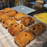 面包品种不多,买了海盐味和巧克力燕麦味的,味道都不错
