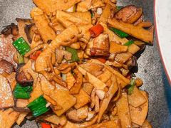 -阿瓦山寨·湘菜现炒·剁椒鱼头王(咸阳总店)