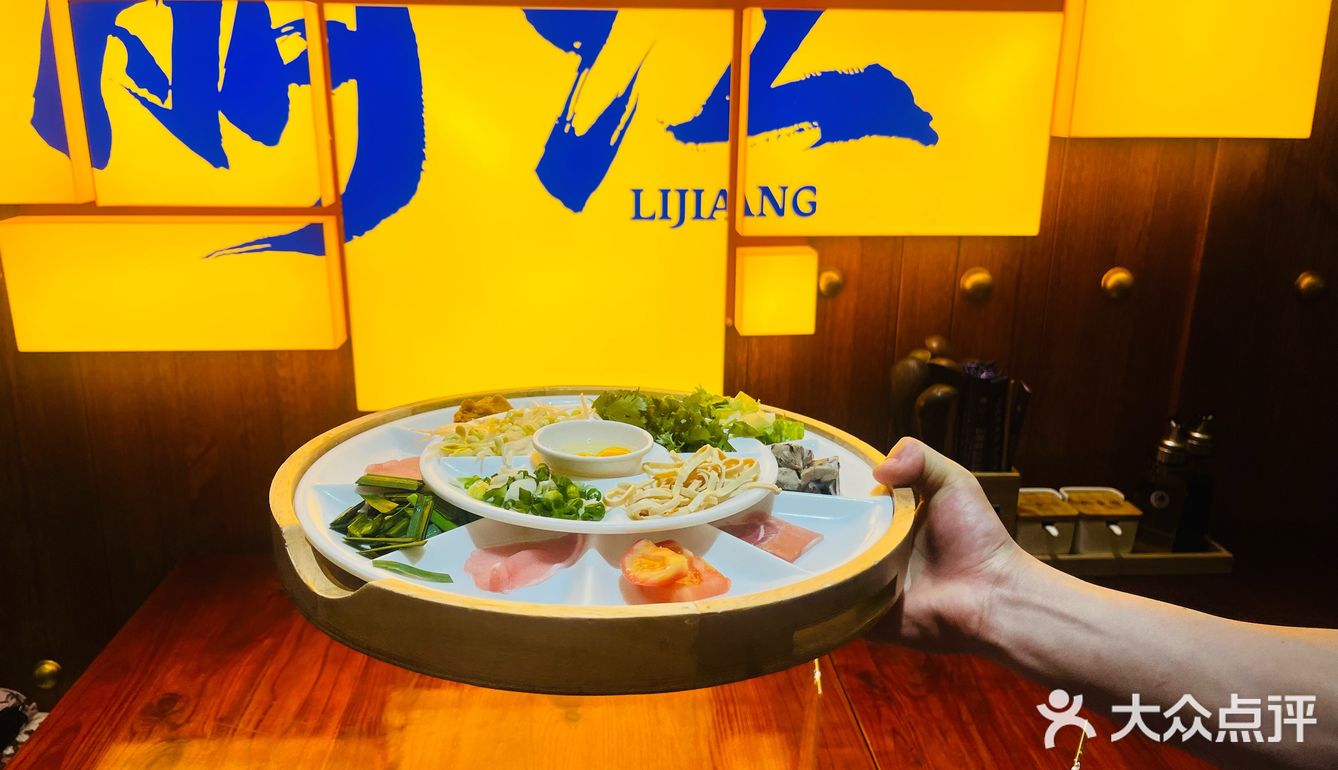 丽江古城C位！人均30+吃飘着玫瑰的过桥米线