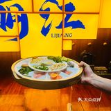 丽江古城C位！人均30+吃飘着玫瑰的过桥米线