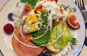 Tuna and Shrimp Caesar Salad