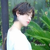 可爱蓬松的短发滊发与清爽的露耳短发搭配起来