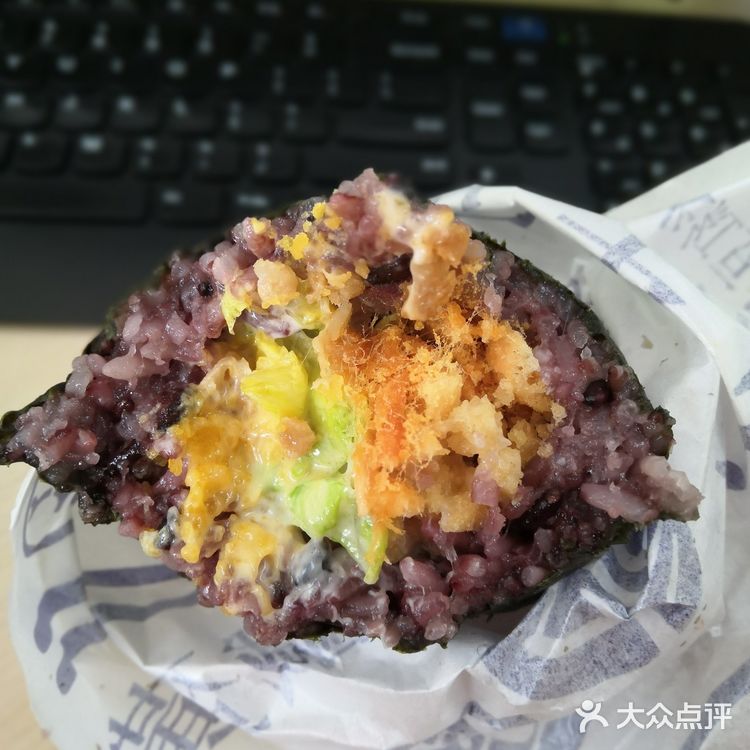 问了老板,推荐了香酥弄堂饭团,有两种酱可以选