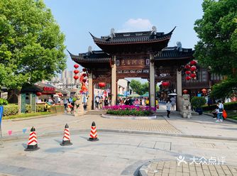 东边就比较原生态，跟居民区在一起