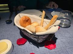 歺前面包-弦月窗LUNETTE BY AMANDA(复兴路店)