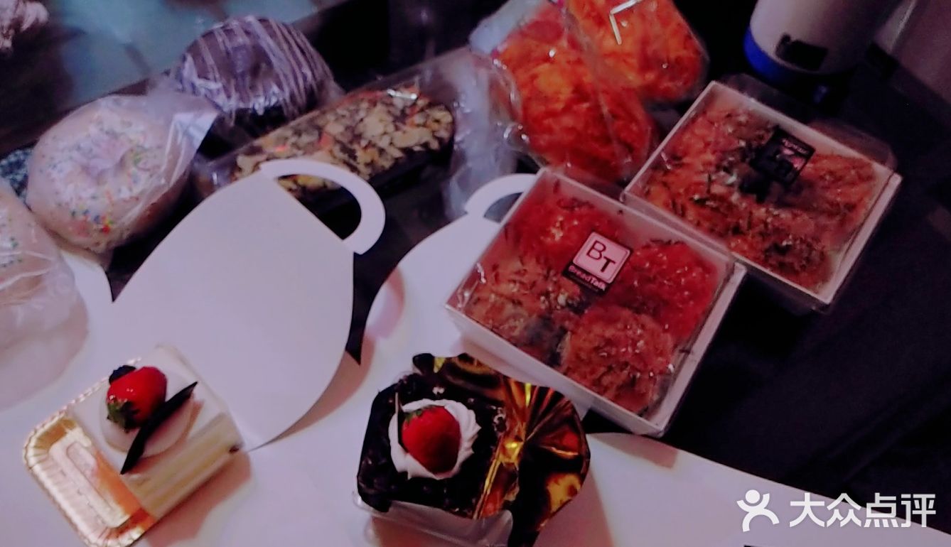 又不甘心的拿了两只肉松面包加杏仁薄脆