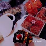 又不甘心的拿了两只肉松面包加杏仁薄脆