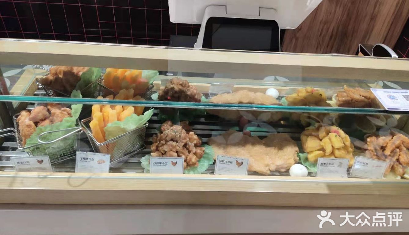 一下电梯就能看见，档口看着还挺干净的口味