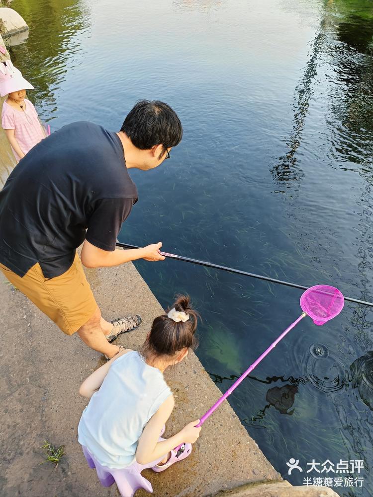 爸爸带娃最好的项目就是捞鱼