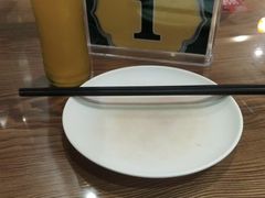 餐具摆设-清真吴记门钉肉饼·喜多利
