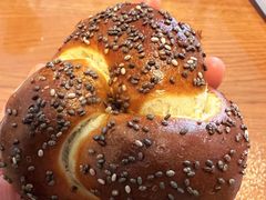 奇亚籽红豆碱水面包-Seesaw Coffee(朝阳大悦城店)