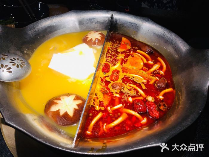 湊湊火锅·茶憩(世博大道店)台式麻辣花胶鸡鸳鸯锅图片