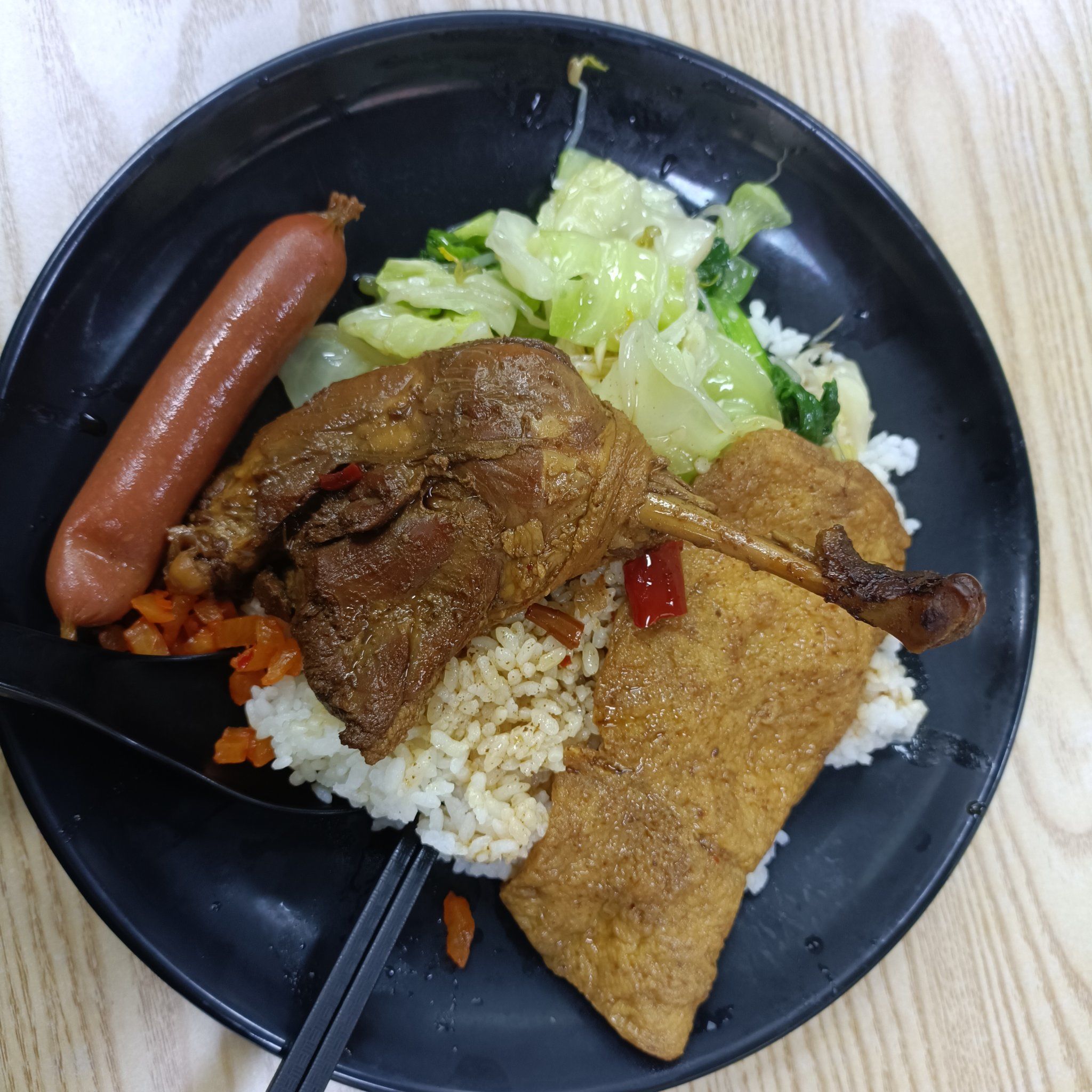 油亮亮的卤肉饭,著名鸭腿饭
