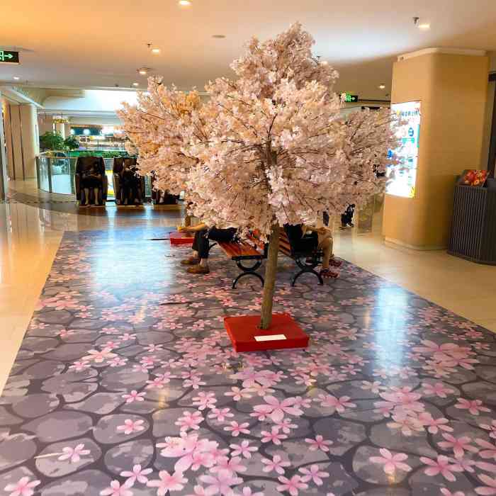 新邻生活站-"陆家浜路商场门口在办展销,于是买了点吃的.