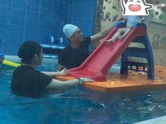 -蓝鲸奇亲子游泳俱乐部