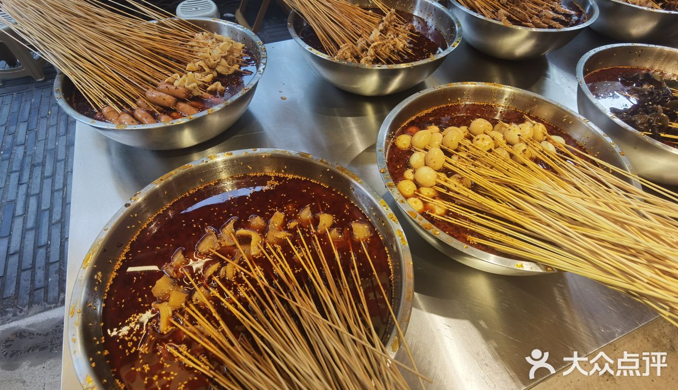 这家店就在奎星楼的美食一条街，店的招牌很醒目