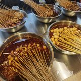 这家店就在奎星楼的美食一条街，店的招牌很醒目
