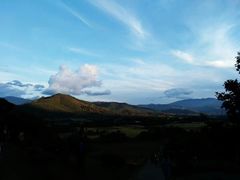 放眼過去的山脈-黄色小屋