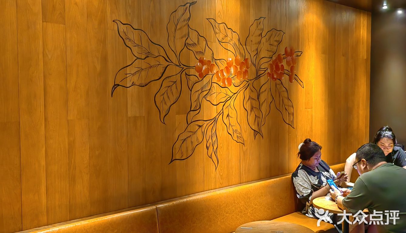 游玩累时座一会，来一杯冰咖感受一下滨江的风！