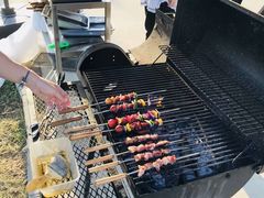 葡萄藤特色烧烤-丹世红酒庄·烧烤·团建·婚礼·水上运动