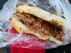 烧饼夹牛肉-老西关黄老太牛肉烧饼