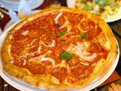 意大利腊肠比萨配腌番茄和干酪-WOLFGANG PUCK KITCHEN & BAR(迪士尼小镇店)