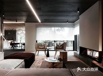 深色装修并不压抑，反而显得厚重