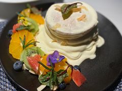 舒芙蕾松饼配时令水果及自制芝士-XUN Bistro西餐厅