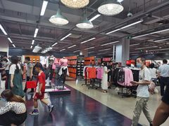 -王府井奥莱临潼小镇(临潼店)