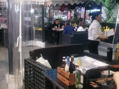露天位-何师烧烤·香辣蟹·川菜·30年老品牌(太古里旗舰店)